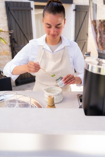 Photo de Barista qui gère vos événements à La Rochelle en Charente Maritime Photos cours de Pilates Reformer en duo / à deux à La Rochelle
